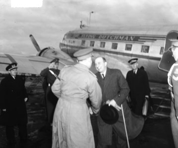 Aankomst Franse generaal De Lattre De Fassigny op Schiphol, Bestanddeelnr 903-0659