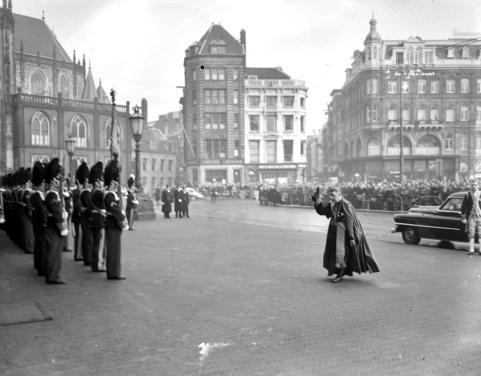 Aankomst van de pauselijke nuntius, monseigneur Giobbe, Bestanddeelnr 906-9324