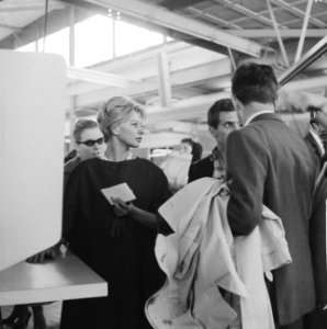 Aankomst Franse filmsterren op Schiphol, Magali Noël bij passencontrole, Bestanddeelnr 911-3036