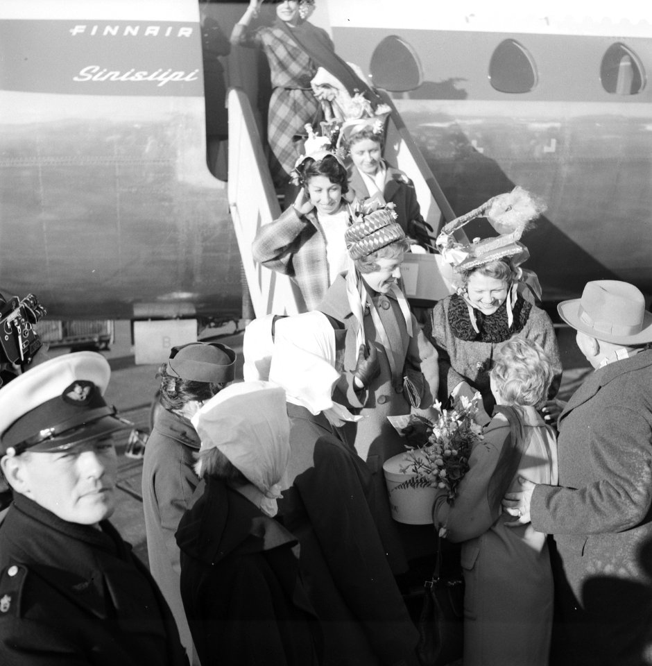 Aankomst Franse modinettes op Schiphol, Bestanddeelnr 911-7886
