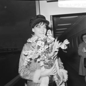 Aankomst Franse filmster Anna Karina op Schiphol, Bestanddeelnr 921-0590