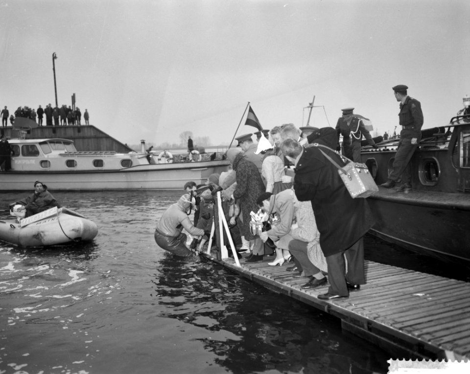 Aankomst Franse kikvorsman Louis Lourmais in Lobith Louis Lourmais klimt aan lan, Bestanddeelnr 911-1092