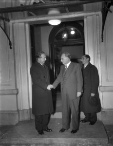 Aankomst Italiaanse minister-president, Giuseppe Pella, in Den Haag bij Dr. Dree, Bestanddeelnr 906-1290