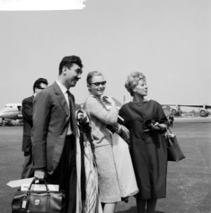 Aankomst Franse filmsterren op Schiphol, vlnr Luciano Emmer , Marina Vlady e, Bestanddeelnr 911-3034
