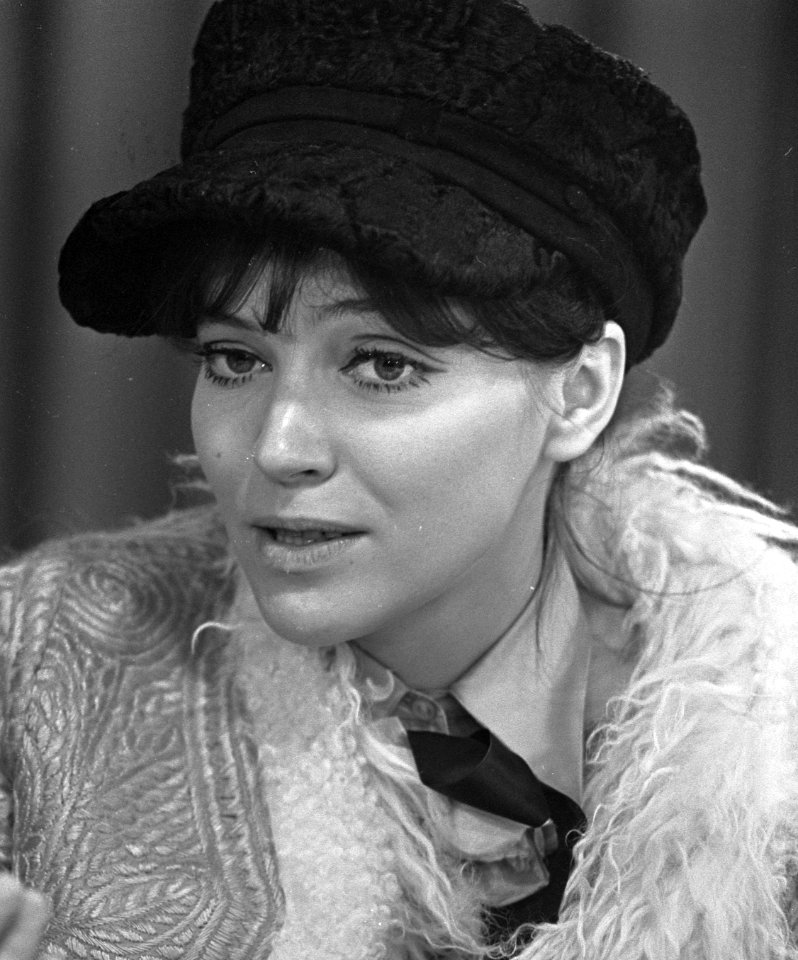 Aankomst Franse filmster Anna Karina op Schiphol, Bestanddeelnr 921-0595 (cropped)