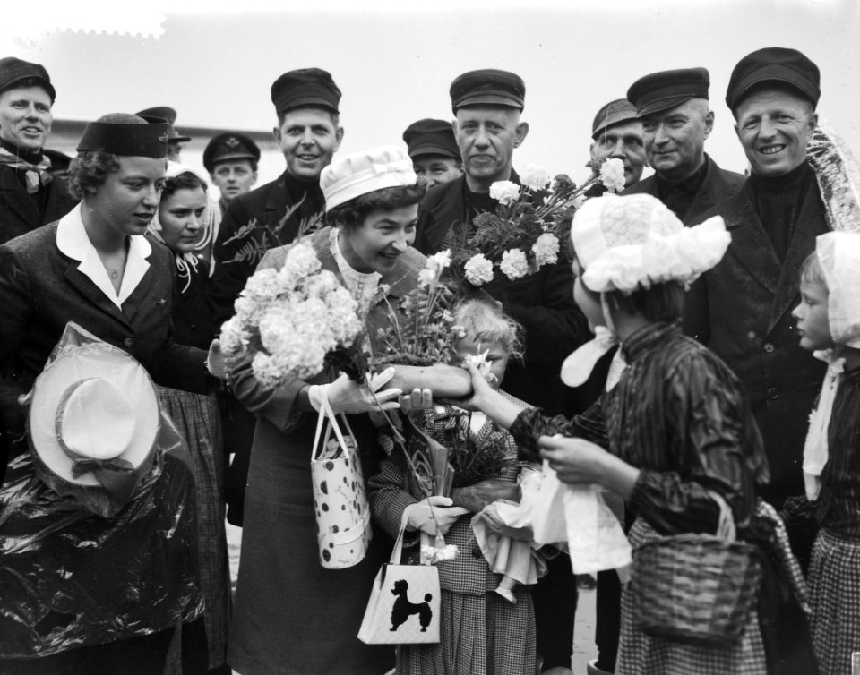 Aankomst heidekoningin uit Canada op Schiphol de heidekoningin omringd door het , Bestanddeelnr 910-4720