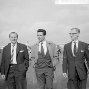 Aankomst Gilbert Bécaud op Schiphol, Bestanddeelnr 911-6915