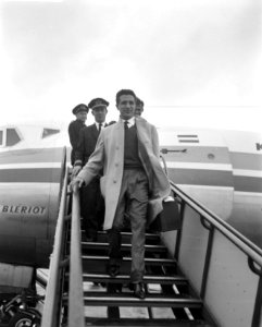 Aankomst Gilbert Bécaud op Schiphol, Bestanddeelnr 913-1297