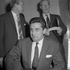 Aankomst Gilbert Bécaud op Schiphol, Bestanddeelnr 911-6914