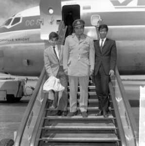Aankomst Generaal Rickey (r) op Schiphol, welkom geheten door kolonel Veenhuis ,, Bestanddeelnr 916-6306