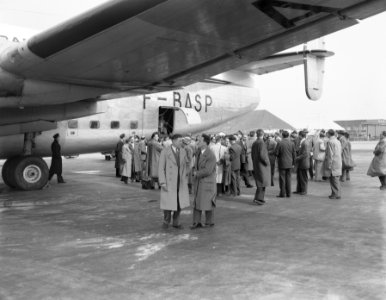 Aankomst Franse schilders met dubbeldek vliegtuig Schiphol, Bestanddeelnr 907-7199