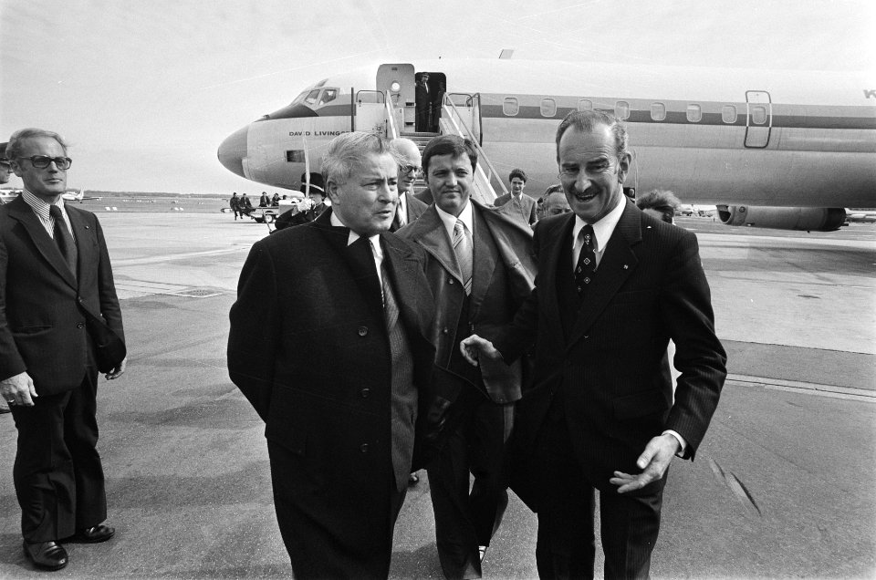 Aankomst Hongeraarse Minister van BZ , Frigyes Puja op Schiphol Frigyes Puja (l, Bestanddeelnr 929-8927