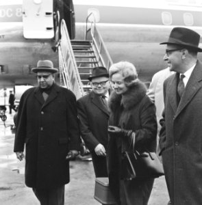 Aankomst Gouverneur De Vries en echtgenote van Suriname Schiphol, Bestanddeelnr 918-9946