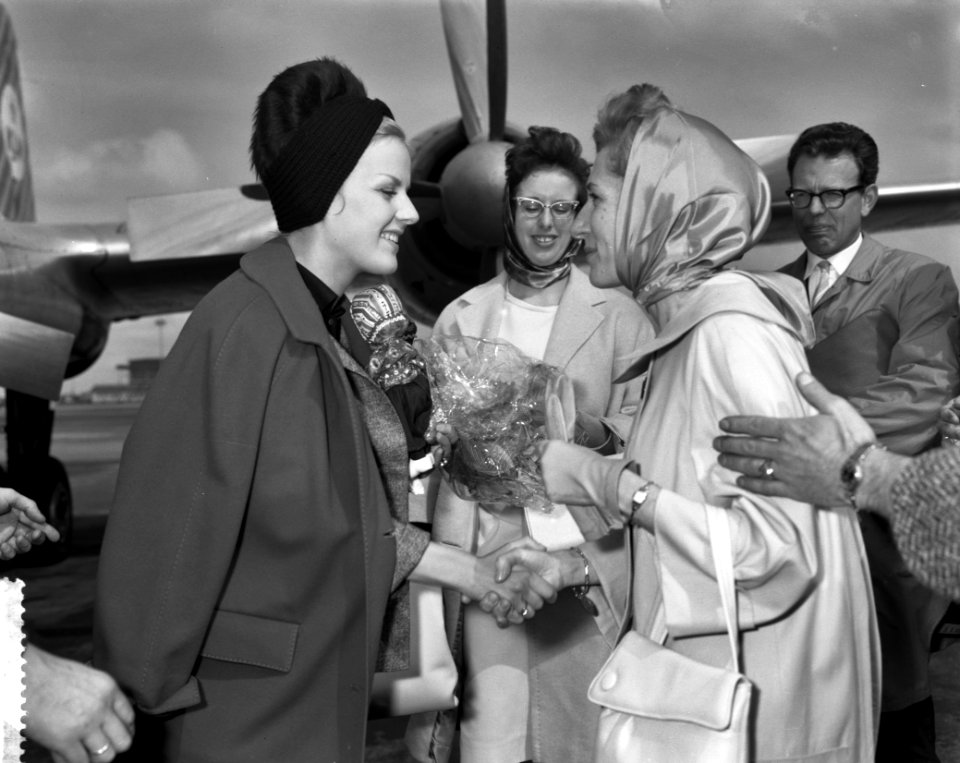 Aankomst Heidi Bruhl op Schiphol Heidi Bruhl krijgt bloemen aangeboden, Bestanddeelnr 912-3468