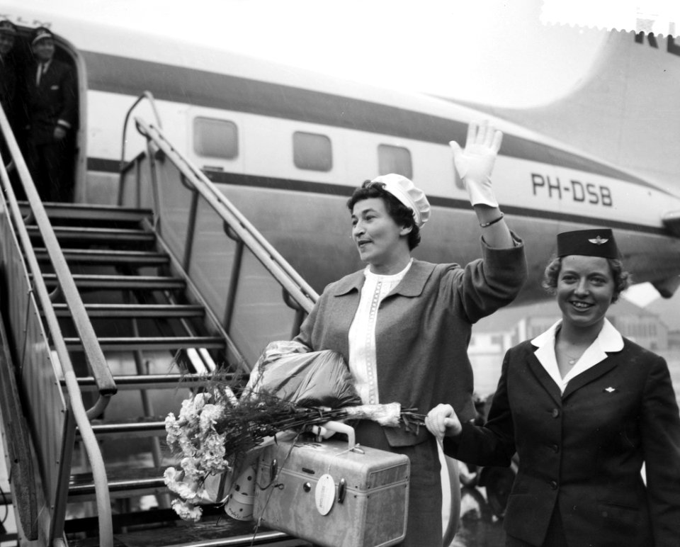 Aankomst heidekoningin uit Canada op Schiphol op de vliegtuigtrap, Bestanddeelnr 910-4715