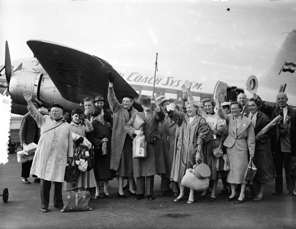 Aankomst Nederlandse boerendansers op Schiphol uit Zuid Afrika, Bestanddeelnr 907-4942