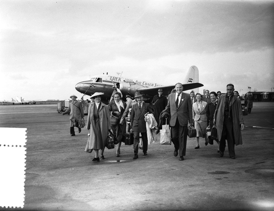 Aankomst Nederlandse boerendansers op Schiphol uit Zuid Afrika, Bestanddeelnr 907-4941