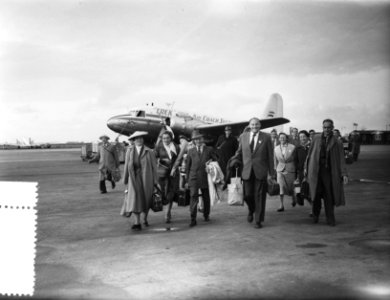 Aankomst Nederlandse boerendansers op Schiphol uit Zuid Afrika, Bestanddeelnr 907-4941