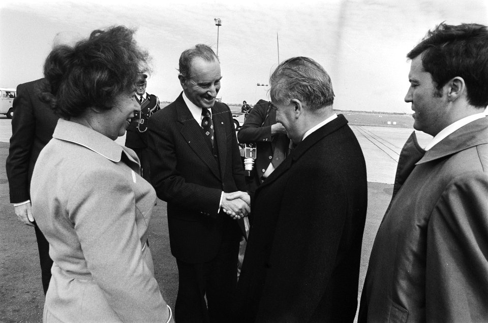 Aankomst Hongeraarse Minister van BZ , Frigyes Puja op Schiphol Frigyes Puja (l, Bestanddeelnr 929-8928