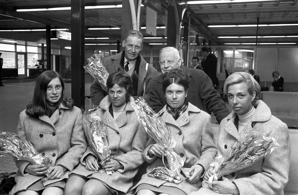 Aankomst Nederlandse dames-schaatsploeg op Schiphol, v.l.n.r. Willy Burgmeijer ,, Bestanddeelnr 920-0825