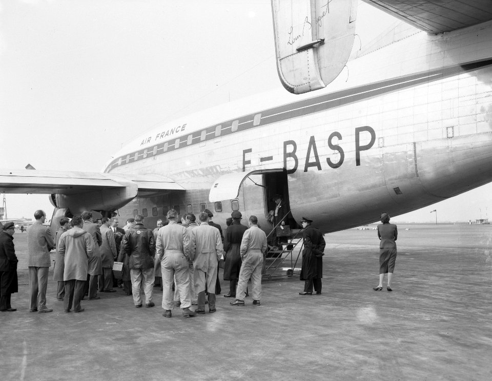Aankomst Franse schilders met dubbeldek vliegtuig Schiphol, Bestanddeelnr 907-7201