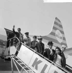 Aankomst Franse zanggroep Les Surfs op Schiphol, in d perskamer brachten zij n, Bestanddeelnr 916-5275