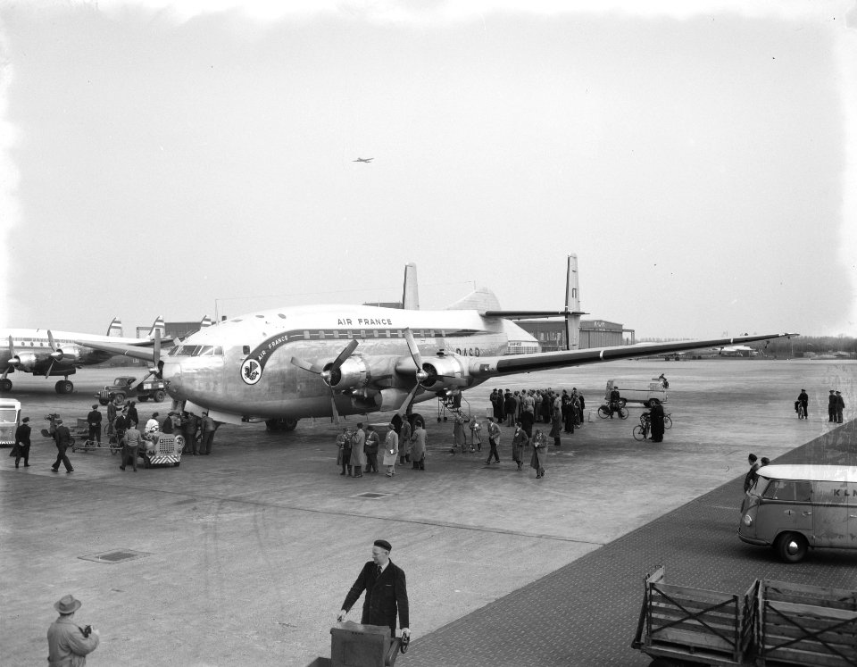 Aankomst Franse schilders met dubbeldek vliegtuig Schiphol, Bestanddeelnr 907-7202