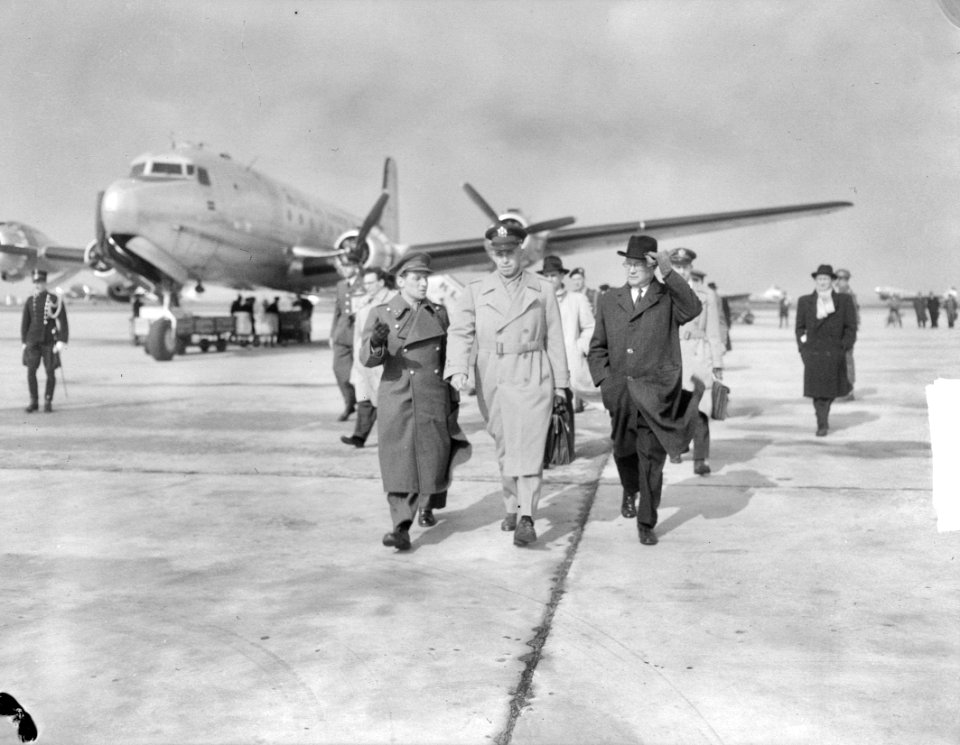 Aankomst Generaal Omar N. Bradley op Schiphol, Bestanddeelnr 903-8794