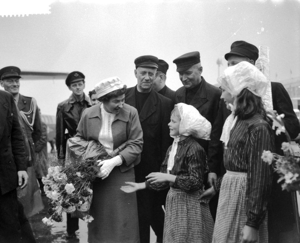 Aankomst heidekoningin uit Canada op Schiphol de heidekoningin omringd door het , Bestanddeelnr 910-4717