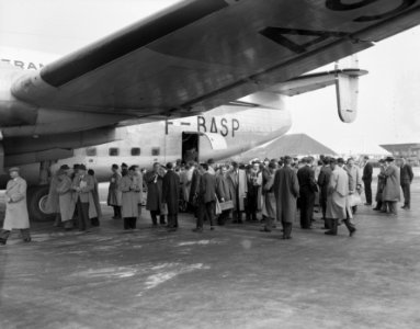 Aankomst Franse schilders met dubbeldek vliegtuig Schiphol, Bestanddeelnr 907-7203