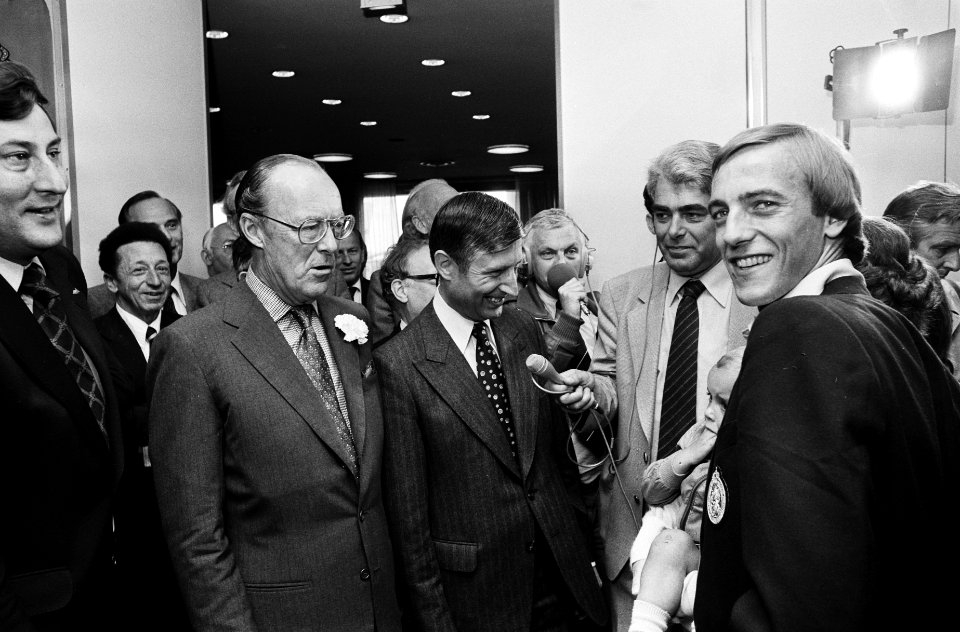 Aankomst Nederlands elftal op Schiphol Neeskens met Prins Bernhard en premier V, Bestanddeelnr 929-7933