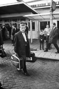 Aankomst Nederlands elftal op Schiphol uit Albanie, Frans Geurtsen op weg naar h, Bestanddeelnr 917-0562