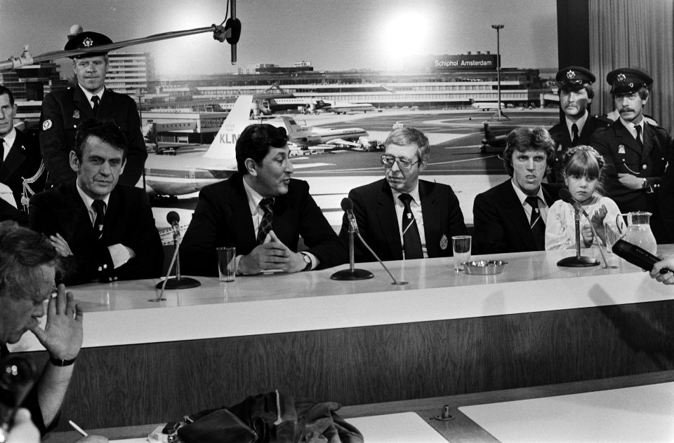 Aankomst Nederlands elftal op Schiphol tijdens persconferentie v.l.n.r. Zwartkr, Bestanddeelnr 929-7941