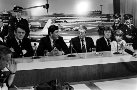 Aankomst Nederlands elftal op Schiphol tijdens persconferentie v.l.n.r. Zwartkr, Bestanddeelnr 929-7941 photo