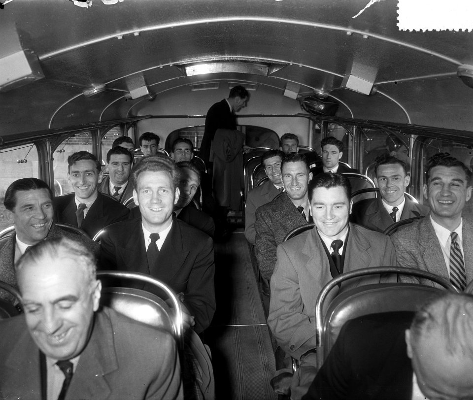 Aankomst elftal van Chelsea, in de bus, Bestanddeelnr 907-1266