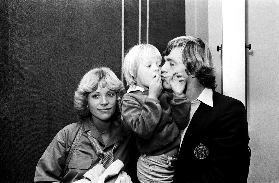 Aankomst Nederlands elftal op Schiphol Rep met vrouw en dochter, nr. 23 Rene va, Bestanddeelnr 929-7931