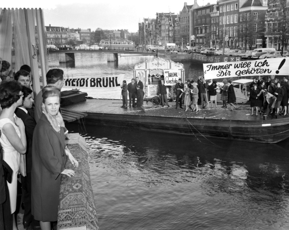 Aankomst Heidi Bruhl op Schiphol Heidi Bruhl op balcon, Bestanddeelnr 912-3471