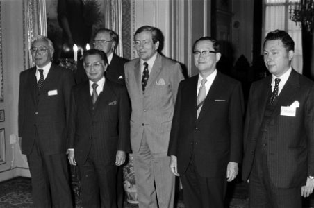 Aankomst Nederlandse Ambassadeur in China, Kneppelhout (kop), Bestanddeelnr 931-3639