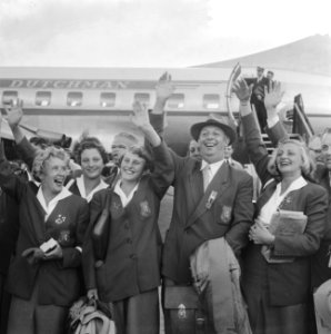 Aankomst Nederlandse zwemsters uit Helsinki. In het midden chef de mission Karel, Bestanddeelnr 934-5421