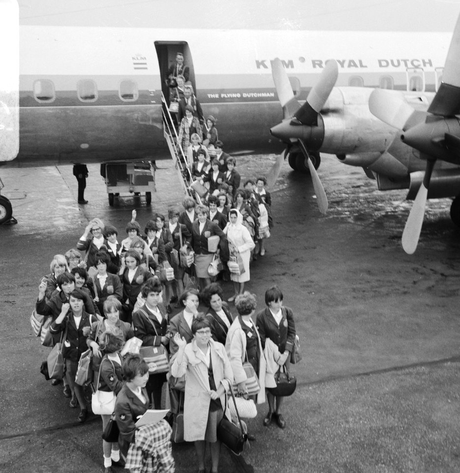Aankomst en vertrek, bands, fanfares, vrouwen, Bestanddeelnr 919-5158