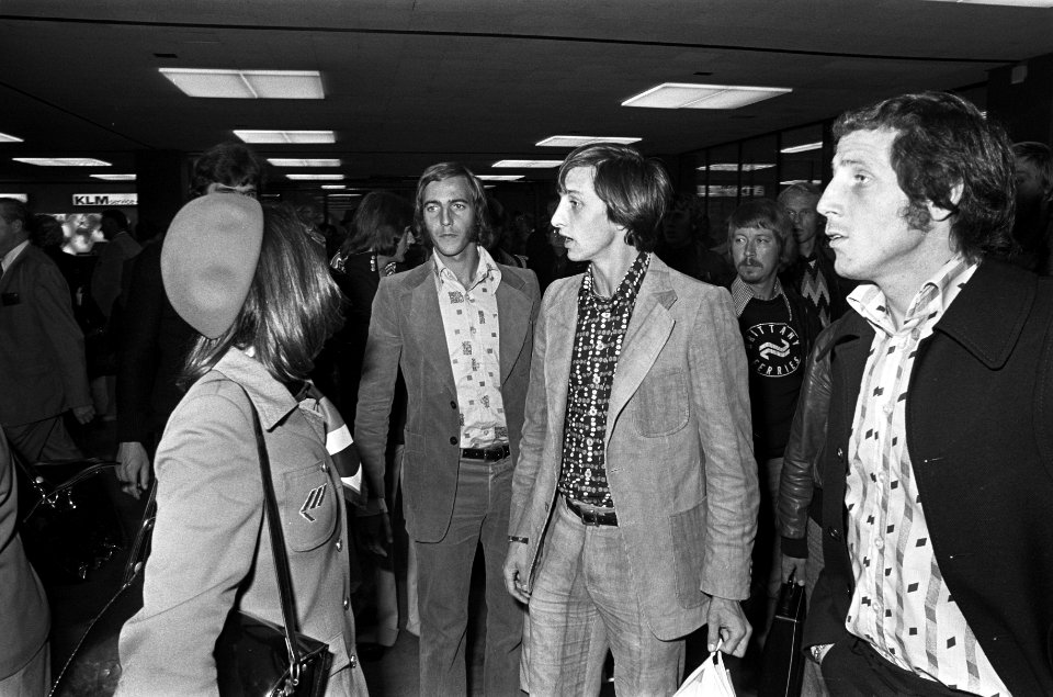 Aankomst Nederlands elftal uit Helsinki Cruijff en Neeskens op Schiphol, Bestanddeelnr 927-4766
