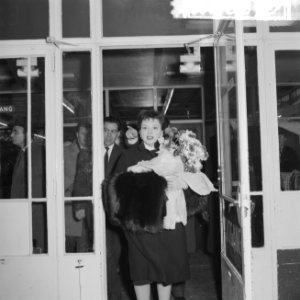 Aankomst Judy Garland op Schiphol, Judy in de aankomsthal, Bestanddeelnr 911-8635 photo