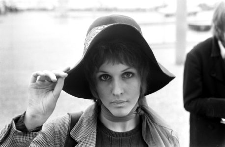 Aankomst Engelse popzangeres Julie Driscoll op Schiphol, Bestanddeelnr 921-2972