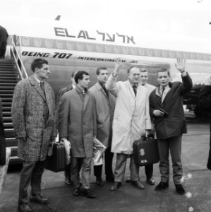 Aankomst Nederlands elftal op Schiphol, v.l.n.r. Korver, Moulijn, Haak, Neville,, Bestanddeelnr 917-3824