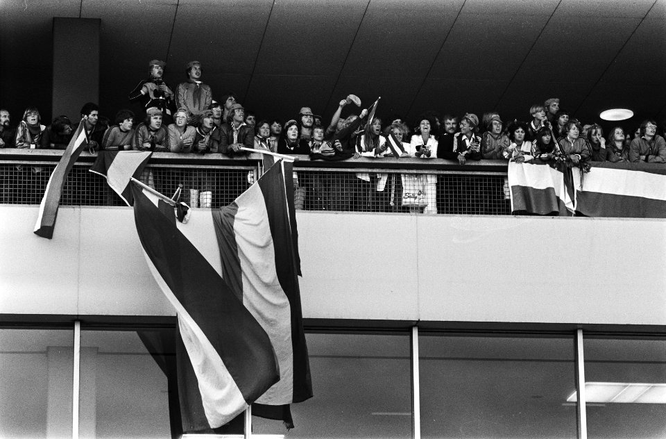 Aankomst Nederlands elftal op Schiphol voetbalfans op pier, Bestanddeelnr 929-7935