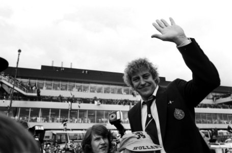 Aankomst Nederlands elftal op Schiphol Piet Schrijvers, Bestanddeelnr 929-7936 photo