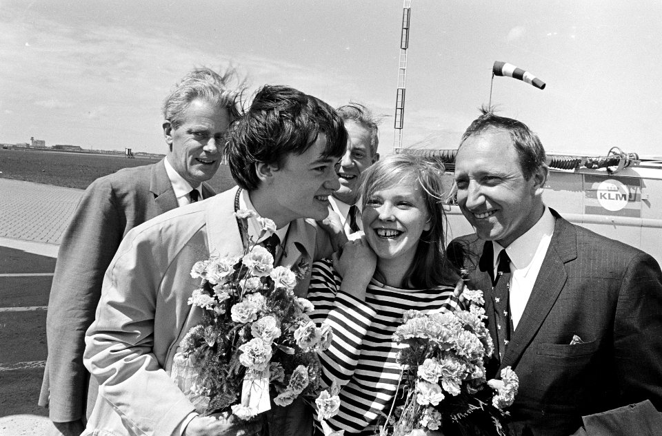 Aankomst Emmy Verhey op Schiphol, v.l.n.r. Christian Bor, Emmy Verhey en Herman , Bestanddeelnr 919-2657