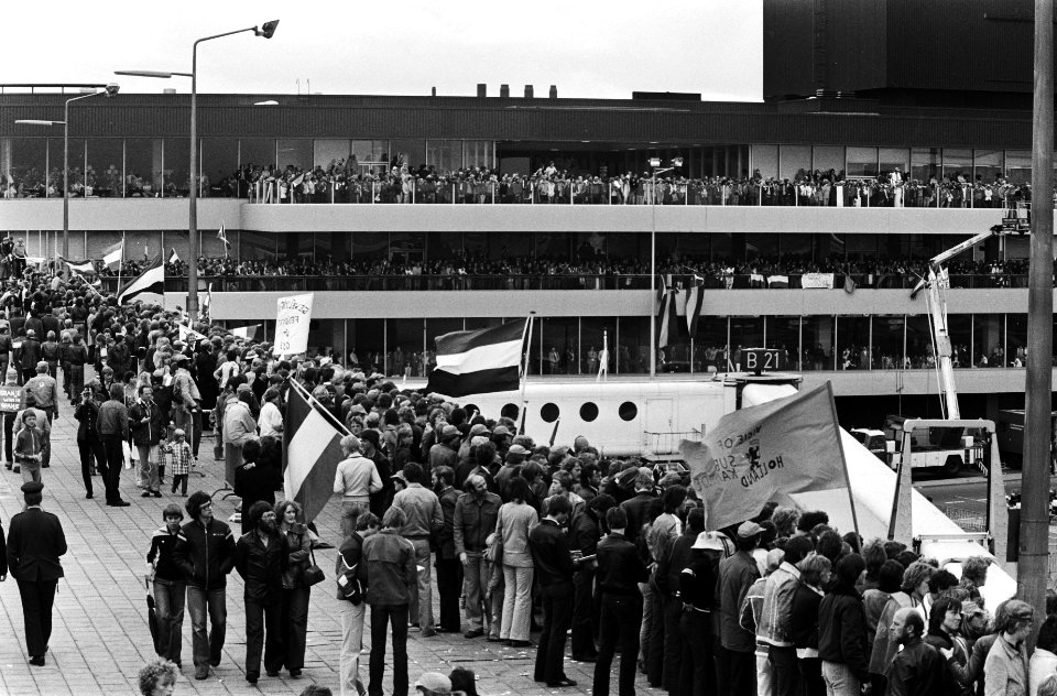 Aankomst Nederlands elftal op Schiphol voetbalfans op pier, Bestanddeelnr 929-7934