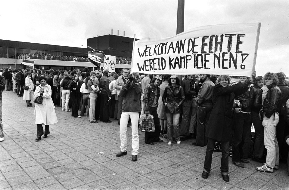 Aankomst Nederlands elftal op Schiphol supporters met spandoeken, Bestanddeelnr 929-7940