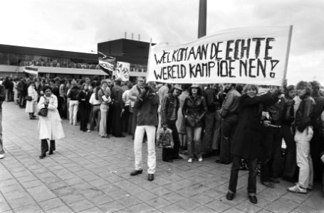 Aankomst Nederlands elftal op Schiphol supporters met spandoeken, Bestanddeelnr 929-7940